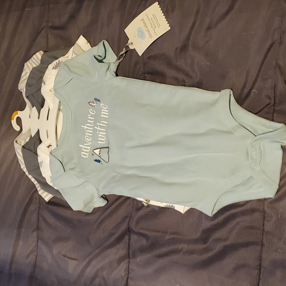 12m Short sleeve bodysuits - Picture 1 of 2